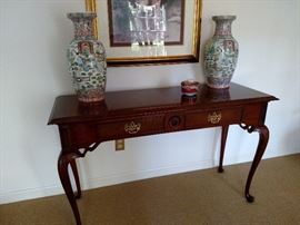 Thomasville mahogany console table with pair of Chinese porcelain vases