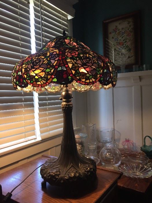 Tiffany Style Victorian Rose Table Lamp                                                        Zinc Alloy footed base 