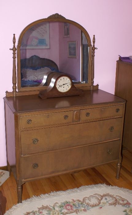 Antique 4 Drawer Dresser W/Mirror that Tilts