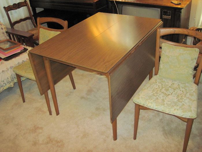 Beautiful Condition Drop Leaf Table, 2 leafs, 4 Chairs