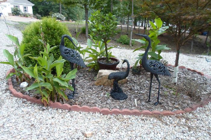 love these lawn ornaments