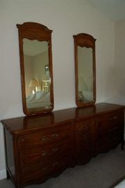 dresser w/mirrors