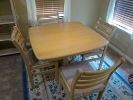 Oak kitchen table w/ 4 chairs