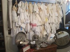 A TON OF VINTAGE LINENS
