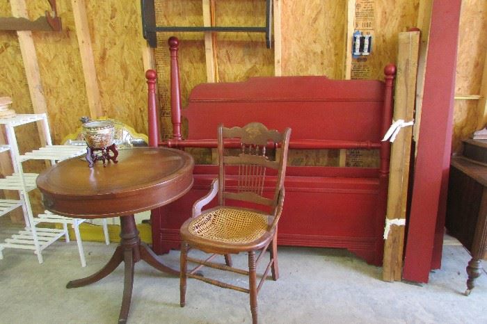Beautiful Antique Red 4 Poster Bed & Mersman Leather Top Foyer Drum Table 