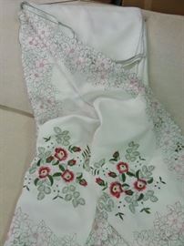 LARGE TABLECLOTH WITH NAPKINS