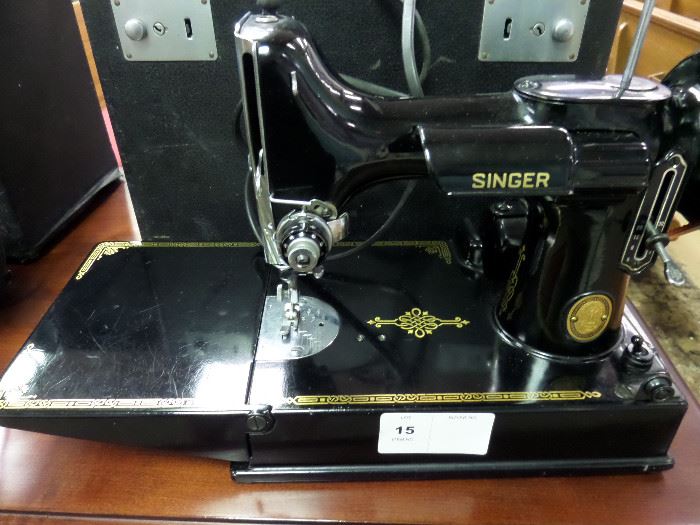 CLOSE UP OF SINGER FEATHERWEIGHT