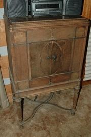 Antique RCA  Electrola Phonograph model V12-15E only 6600 made in 1928. Comes,with a few 78 rpm records