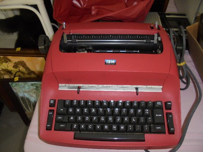 Revolutionary typewriter from the early 70's. The IBM Selectric with the "removal ball". Option to change fonts. Very clean