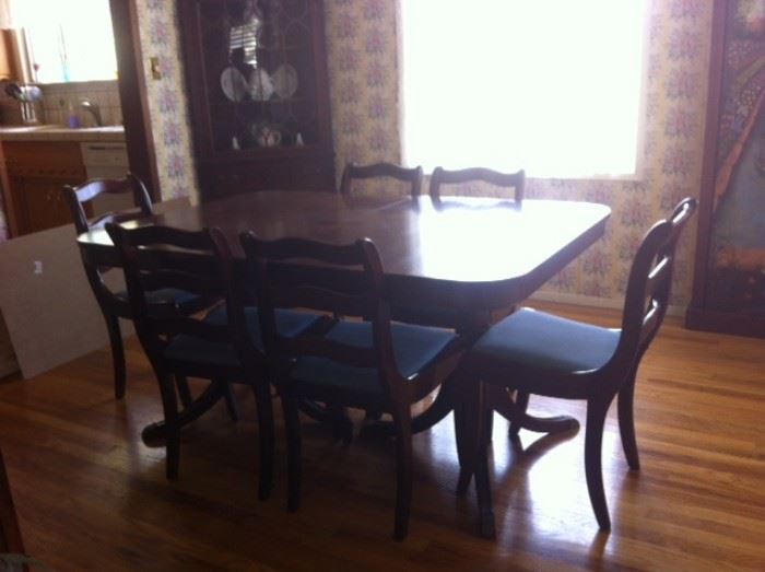 Dining Table , 6 chairs, expands w/ 3 leaves