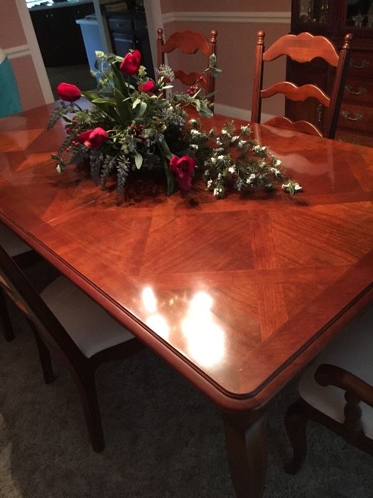 THOMASVILLE DINING TABLE. 2 LEAVES AND PADS