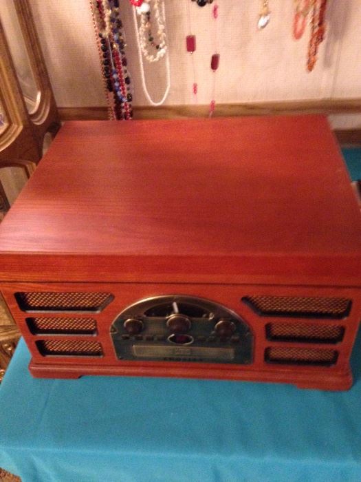 Crosley stereo with turntable.