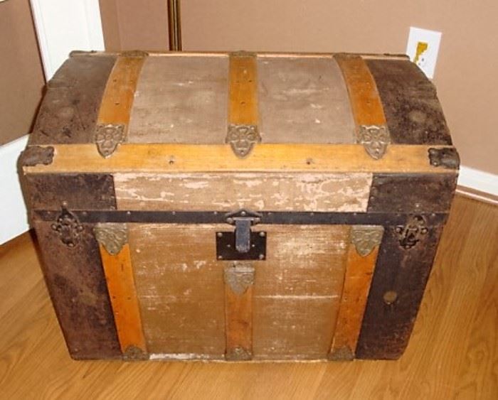 SMALL ANTIQUE TRUNK WITH ORIGINAL LABEL AFFIXED (SEE NEXT PICTURE) - SWEET !