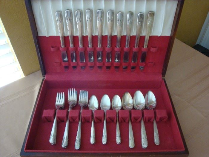 VINTAGE W. ROGERS MFG. CO FLATWARE WITH CHEST