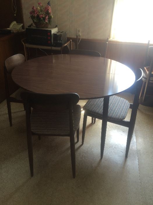 MCM vintage table w/ 8 classic cafe chairs