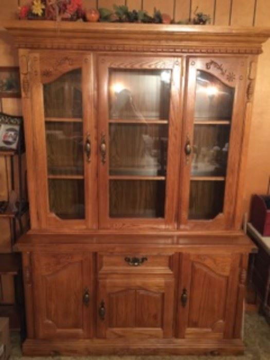 Oak china cabinet excellent condition 