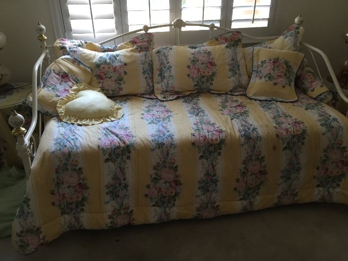 Vintage daybed with trundle 