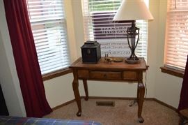 Foyer/Decorative Table