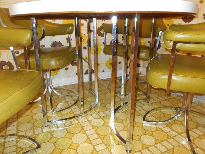 retro dinette table with 4 green chairs