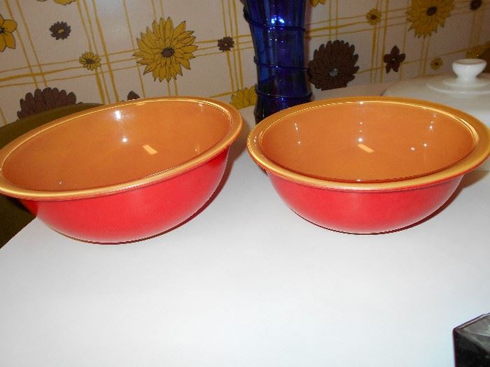 vintage Pyrex bowls, 2 toned