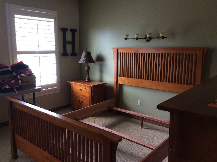 Queen size pine bedroom set
