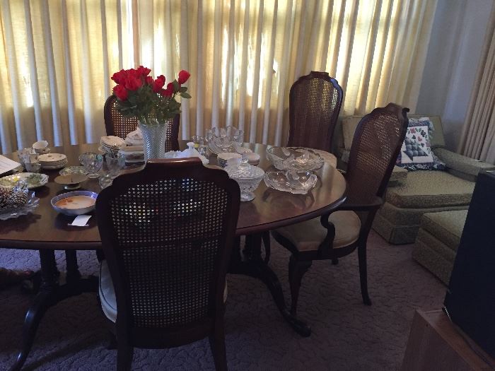 Gorgeous dining room table w/6 chairs