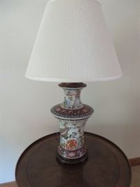 Chinese Porcelain Urn Shaped Table lamp
with Shade
