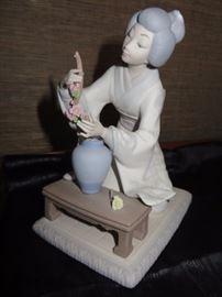 LLARDO Geisha arranging Flowers
LLARDO
