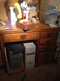 Vintage sewing desk in excellent condition!