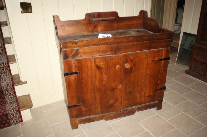 Gorgeous large dry sink.  (Think bar.)