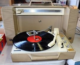 Vintage GE record player.  WORKS!