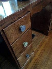 Cute kneehole desk...