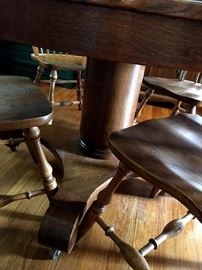 Super nice antique oak pedestal table...