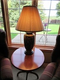 SIDE TABLE / LAMP