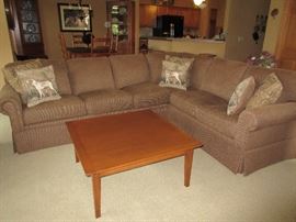 SECTIONAL GREAT CONDITION / SQUARE COFFEE TABLE