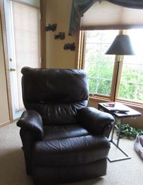 LEATHER RECLINER / SIDE TABLE / LAMP