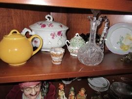 WIDE ARRAY OF CHINA / GLASSWARE / HUMMELS / TEA CUPS / TOBY MUGS