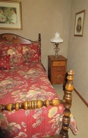 FULL BED / SIDE TABLE / LAMP