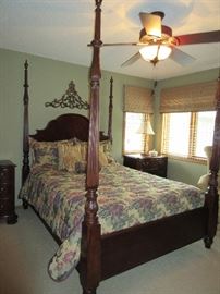 THIS IS THE MOST GRAND 4 POSTER BED WE HAVE SEEN.