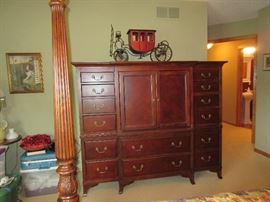 FANTASTIC WARDROBE GREAT STORAGE AND STYLE