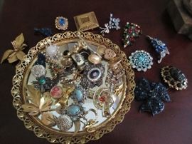 THERE IS A LARGE ASSORTMENT OF JEWELRY