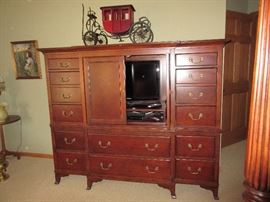 WARDROBE / TV AND GREAT STORAGE