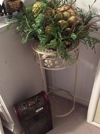 Artificial arrangement; small plant stand