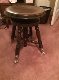 Piano stool with caster feet