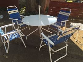 Round Patio Table with 4 chairs and Umbrella