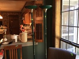 Miscellaneous kitchen items + 2 vintage metal lamps in green