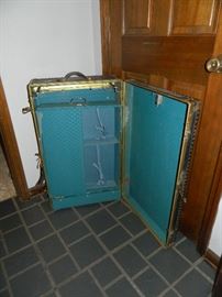 Antique travel trunk - excellent condition !
