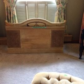 Wonderful vintage headboard & footboard - another DIY project you could turn into anything!