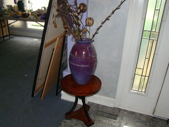 accent table and vase 