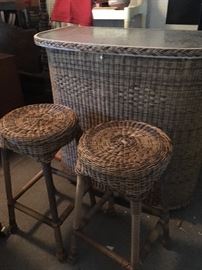  very nice wicker and glass bar and 2 stools
